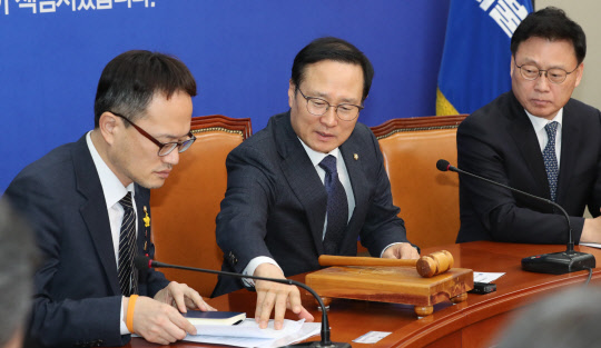 박주민과 이야기하는 홍영표 (서울=연합뉴스) 하사헌 기자 = 더불어민주당 홍영표 원내대표가 11일 오전 국회에서 열린 최고위원회의에서 박주민 최고위원과 이야기하고 있다. 2019.2.11 toadboy@yna.co.kr (끝)